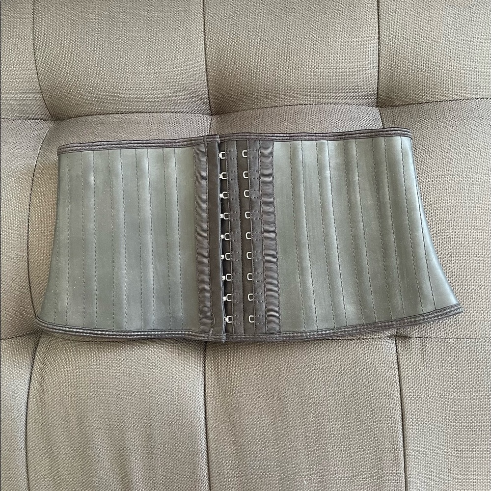 Waist trainer / corset